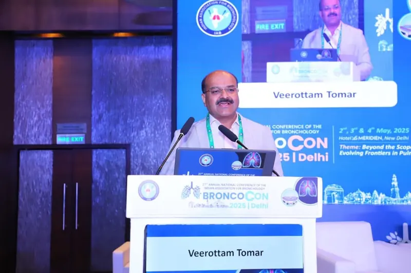 Dr. Tomer speaking at BRONCOCON 2025, New Delhi